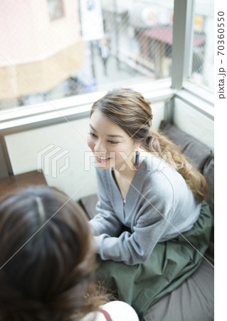カフェで会話する女性 カフェで会話する女性 70360550