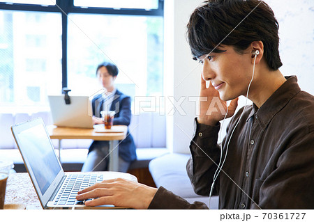 カフェで仕事をする男性 70361727