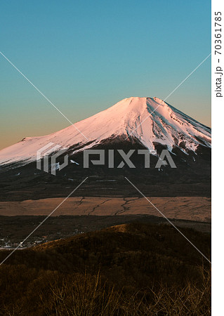 石割山山頂から望む夜明けの富士山（冬） 70361785