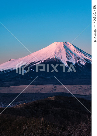 石割山山頂から望む夜明けの富士山（冬） 70361786