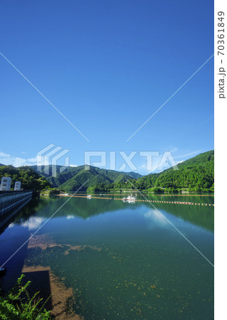 夏の奥多摩湖　北岸の湖岸からの小河内ダム、湖面と南岸の山々 70361849