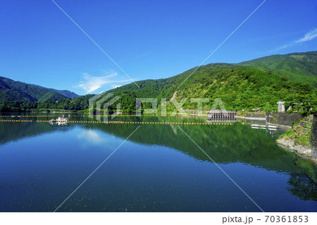 夏の奥多摩湖 南岸から小河内ダムの湖面と南岸の山々 夏の奥多摩湖 南岸から小河内ダムの湖面と南岸の山々 70361853