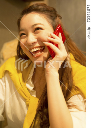 電話をする女性 電話をする女性 70361875
