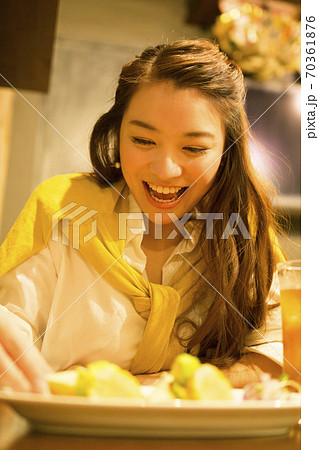 飲食店で食事をする女性 飲食店で食事をする女性 70361876