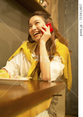 電話をする女性 電話をする女性 70361907