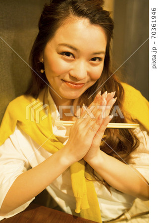 飲食店で食事をする女性 70361946