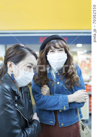 寒がる女性 寒がる女性 70362550