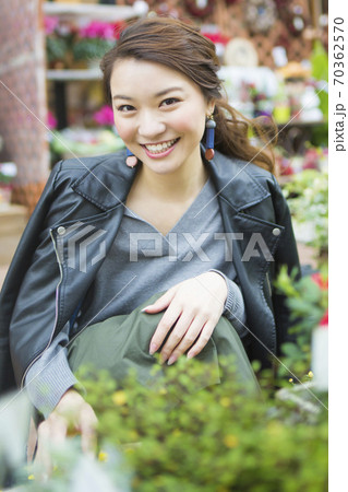 花屋と女性 花屋と女性 70362570