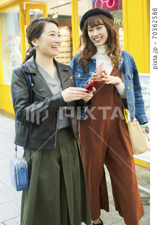 街を歩く女性 街を歩く女性 70362586