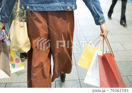 買い物をする女性 70362593