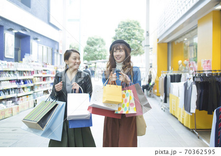 買い物をする女性 買い物をする女性 70362595