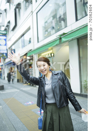 手を振る女性 手を振る女性 70362604