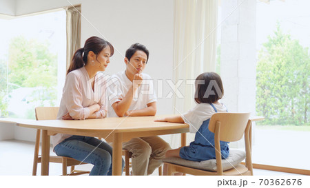 家で会話する親子 家で会話する親子 70362676
