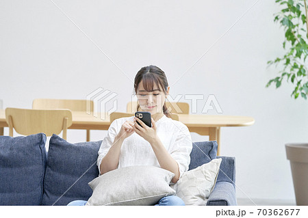 スマートフォンを使う女性 70362677