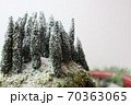 ジオラマ冬の光景-雪化粧の杉 70363065