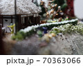 ジオラマ冬の光景-田舎道 70363066