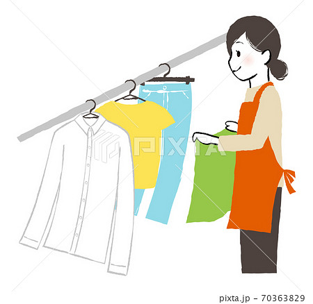 洗濯物を干す女性 洗濯物を干す女性 70363829