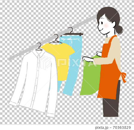 洗濯物を干す女性 洗濯物を干す女性 70363829