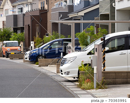 住宅街に並んだ乗用車 住宅街に並んだ乗用車 70363991