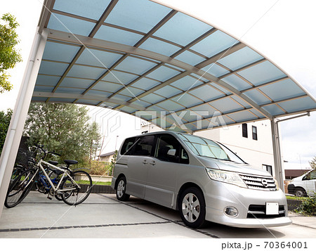 住宅街のカーポート 70364001
