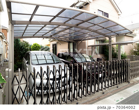 住宅街のカーポート 70364002