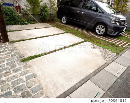 住宅の駐車場 70364015