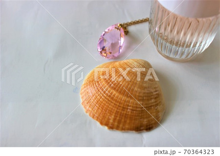 香水瓶とネックレス 香水瓶とネックレス 70364323