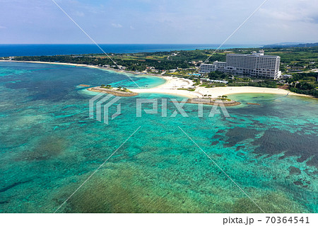空撮 「沖縄県」美しい沖縄の備瀬ビーチ 空撮 「沖縄県」美しい沖縄の備瀬ビーチ 70364541