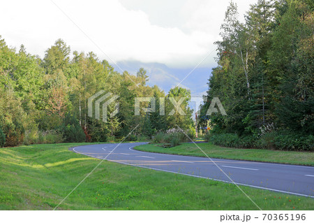 自然の中の北海道美瑛町の道路 自然の中の北海道美瑛町の道路 70365196