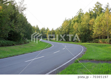 自然の中の北海道美瑛町の道路 自然の中の北海道美瑛町の道路 70365197
