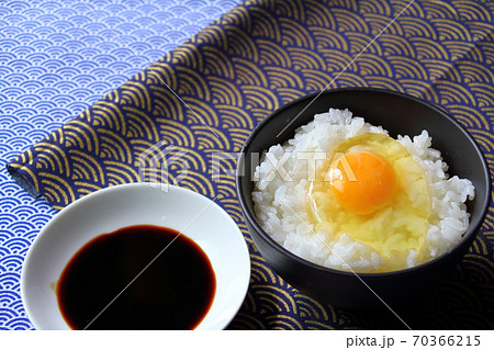 炊き立てご飯に生卵(卵かけご飯) 炊き立てご飯に生卵(卵かけご飯) 70366215
