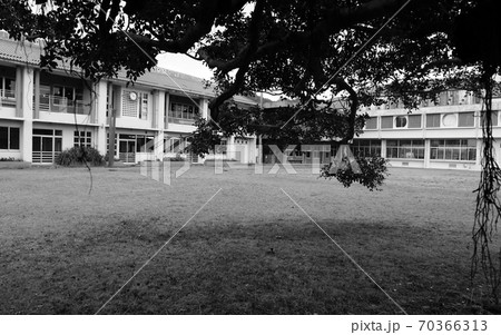 旧塩屋小学校モノクロ 70366313