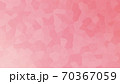 ピンク色のグラデーションがかったタイル柄の背景 70367059