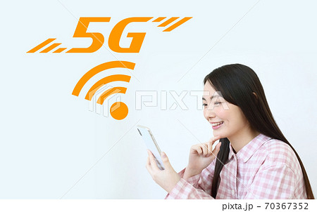高速回線5Gを使うパジャマ姿の女性イラストイメージ 高速回線5Gを使うパジャマ姿の女性イラストイメージ 70367352