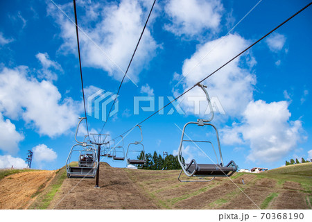 滋賀県高島市　びわこ函館山山頂のリフト 70368190