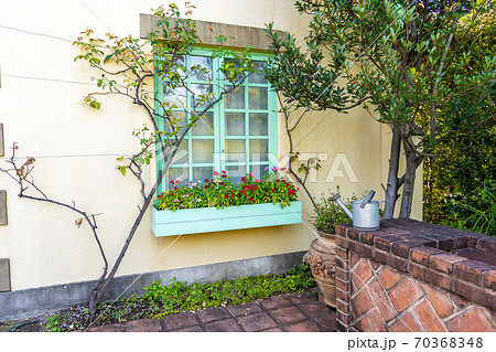 水色のおしゃれな窓 水色のおしゃれな窓 70368348