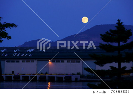 小樽倉庫の夜景に満月 小樽倉庫の夜景に満月 70368835