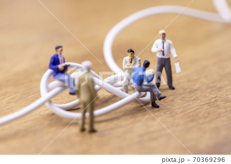 もつれたケーブルと話し合うビジネスマンたち 70369296