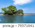 海に浮かぶ観音島 70371041