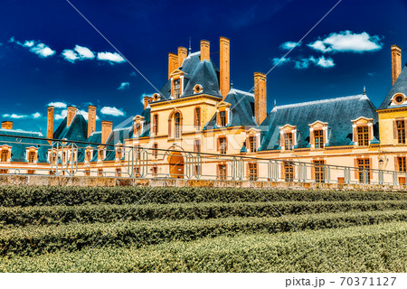Suburban Residence of the France Kings - beautiful Chateau Fontainebleau and surrounding his park. 70371127