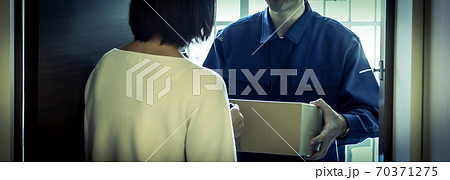 宅配業者と住人 宅配業者と住人 70371275