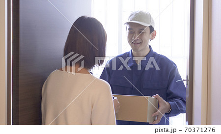 宅配業者と住人 宅配業者と住人 70371276