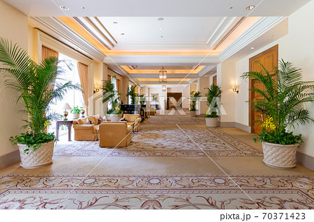 落ち着いた雰囲気のホテルのロビーの写真素材