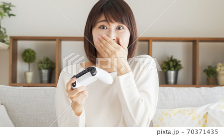 リビングでテレビゲームをする女性 70371435
