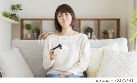 リビングでテレビゲームをする女性 70371441
