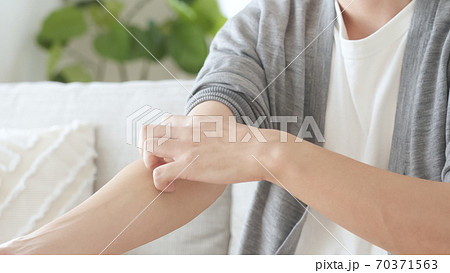 腕を掻く男性 腕を掻く男性 70371563