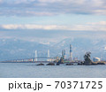 新湊大橋と立山連峰 70371725