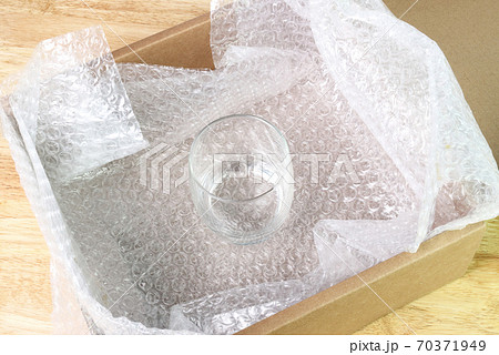 the bubble wrap cover water glass in box for protection product cracked or insurance During transit 70371949