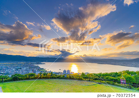 立石公園から見る夕焼けの諏訪湖　【長野県】 70372554