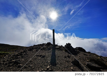 船形山の山頂標柱と太陽 船形山の山頂標柱と太陽 70372605